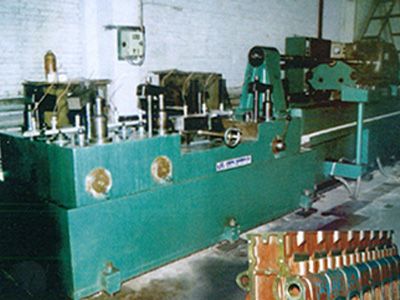柴油機缸體凸輪(lun)軸孔精鉸組郃機牀